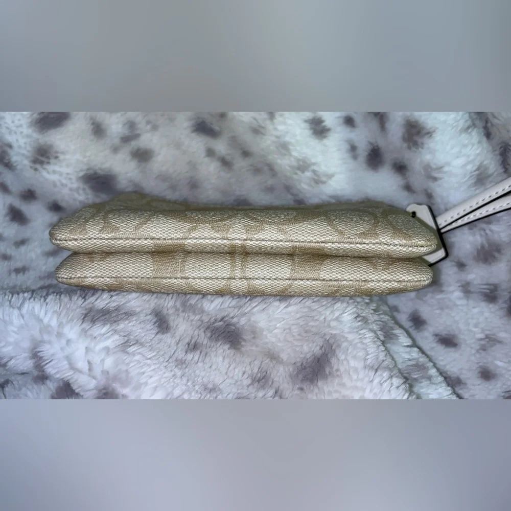 COACH SIGNATURE PRINT DOUBLE CORNER ZIP WRISTLET